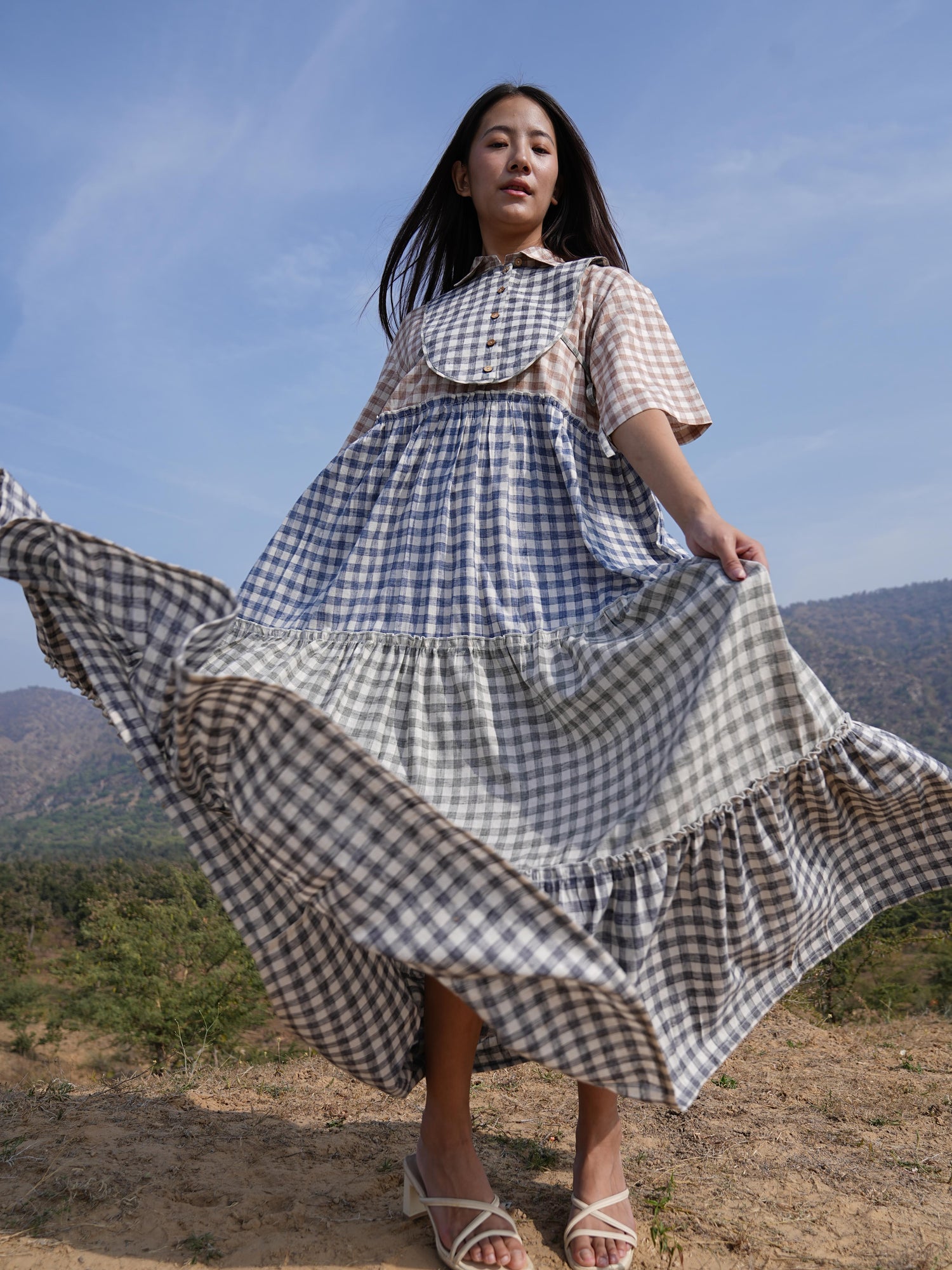 Elbow-length relaxed sleeves of the checked cotton maxi dress