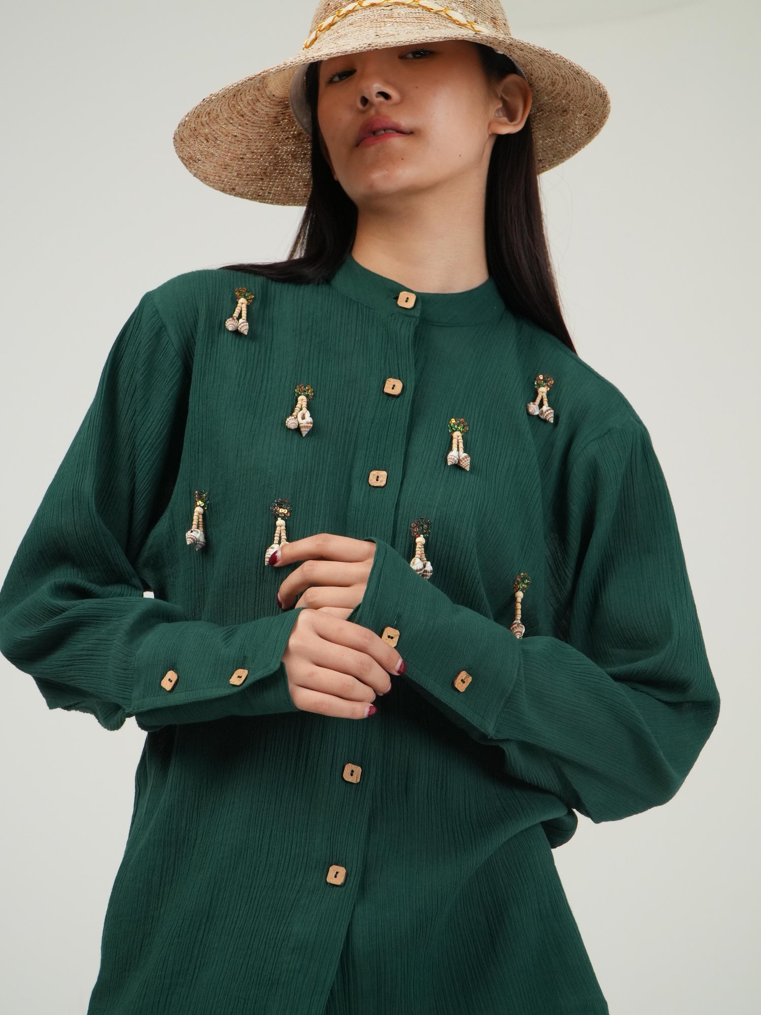 Loose-fit racing green crinkled cotton silhouette