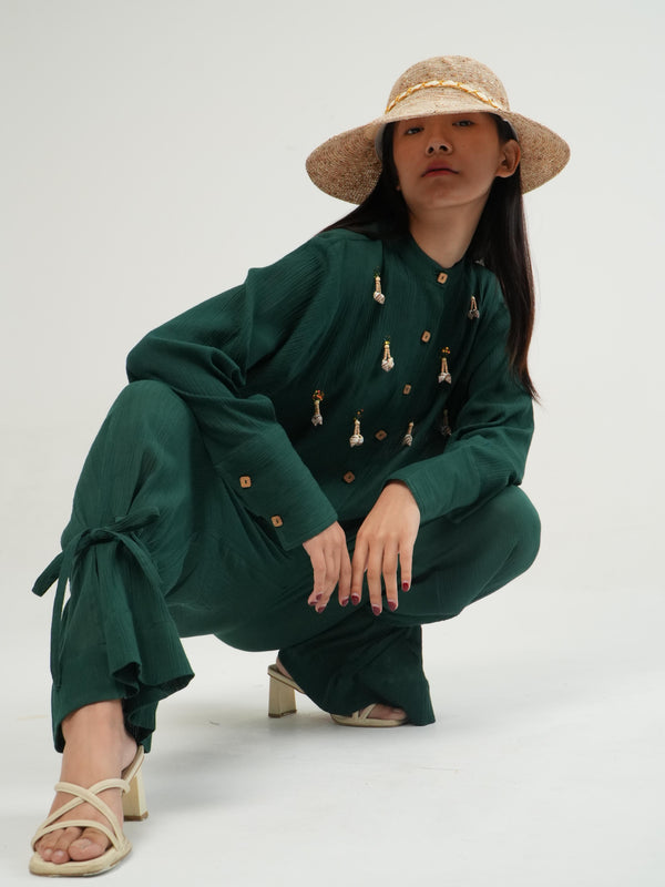 Woman wearing the Vanshitaaz Racing Green crinkled cotton co-ord — a loose-fit top and pants with adjustable hem ties