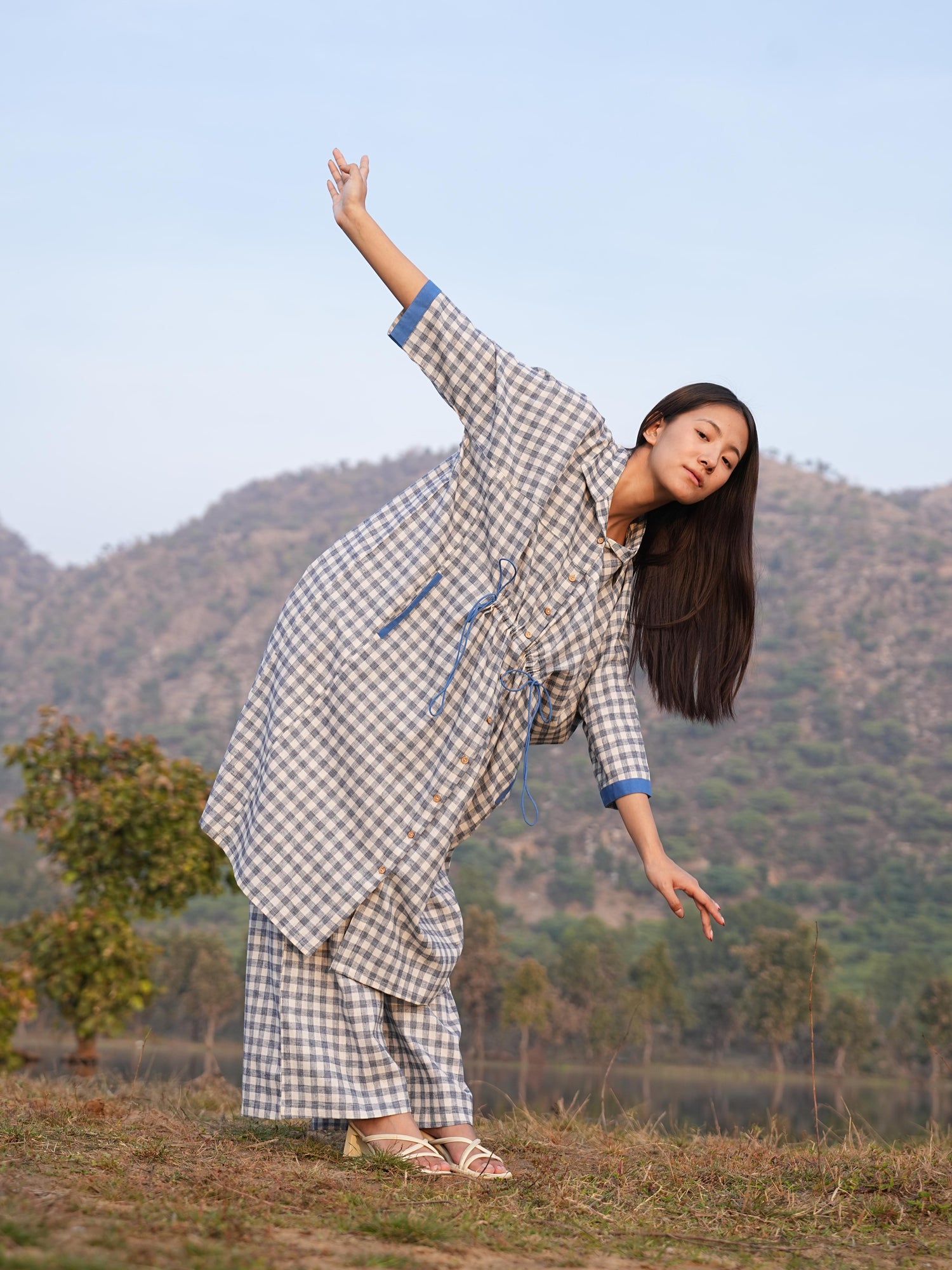 Blue solid detailing on the sleeve of the checked cotton top